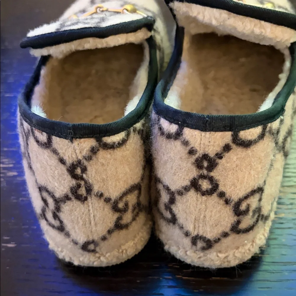 Gucci Cream and Black Shearling Loafers with Gold Bit - Picture 4 of 6